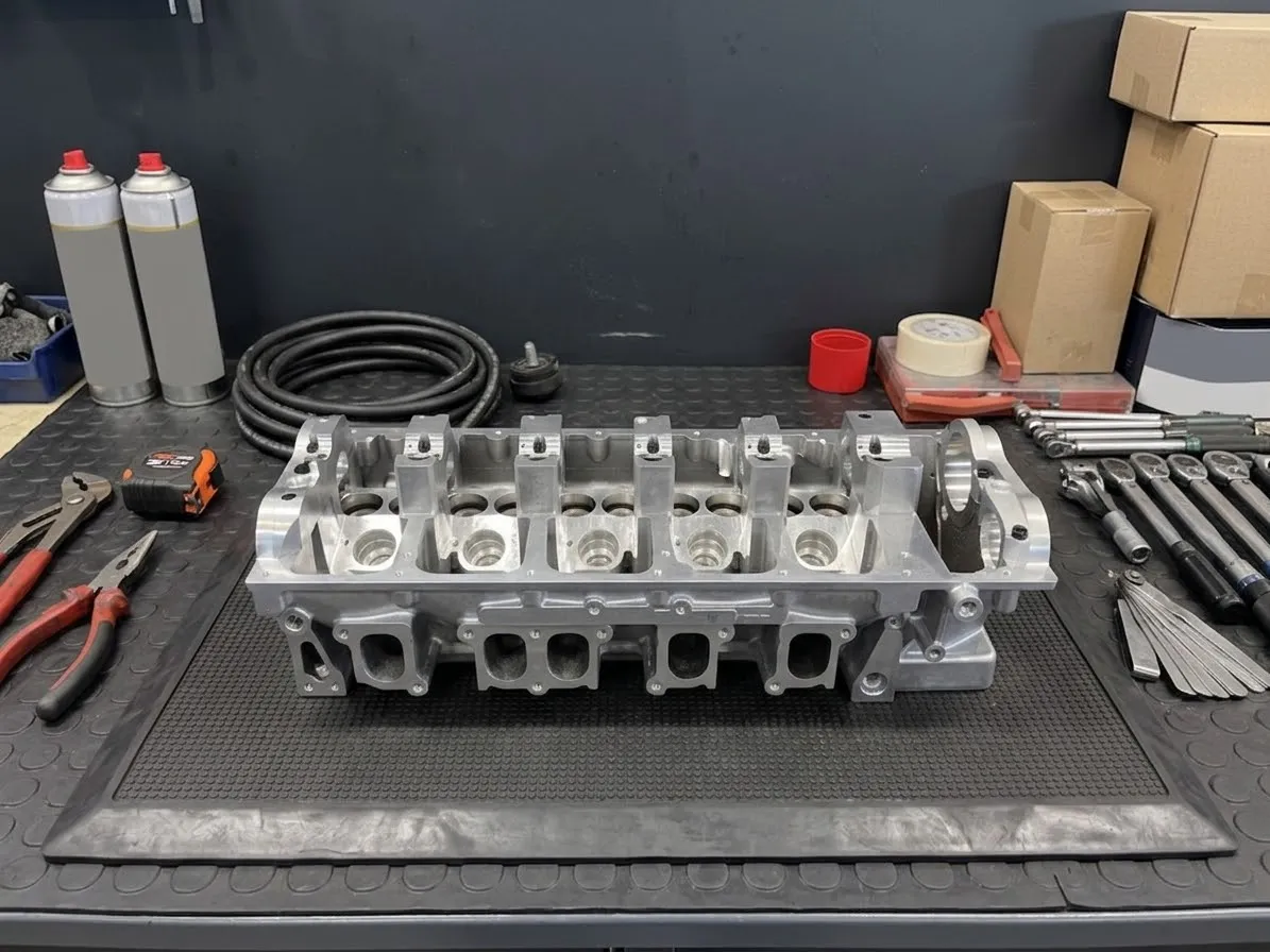 Une culasse en cours d'intervention sur l'établi du Garage QLM