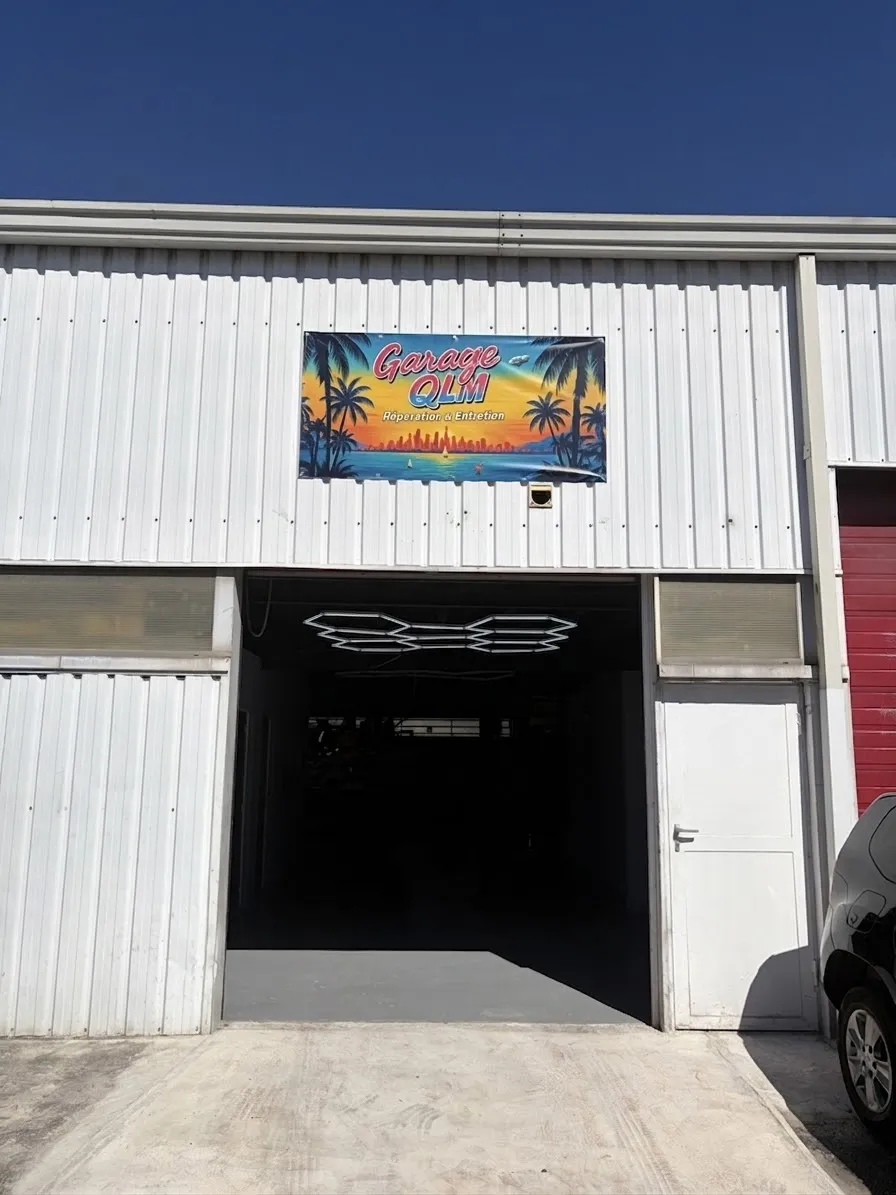 La façade du Garage QLM avec son enseigne